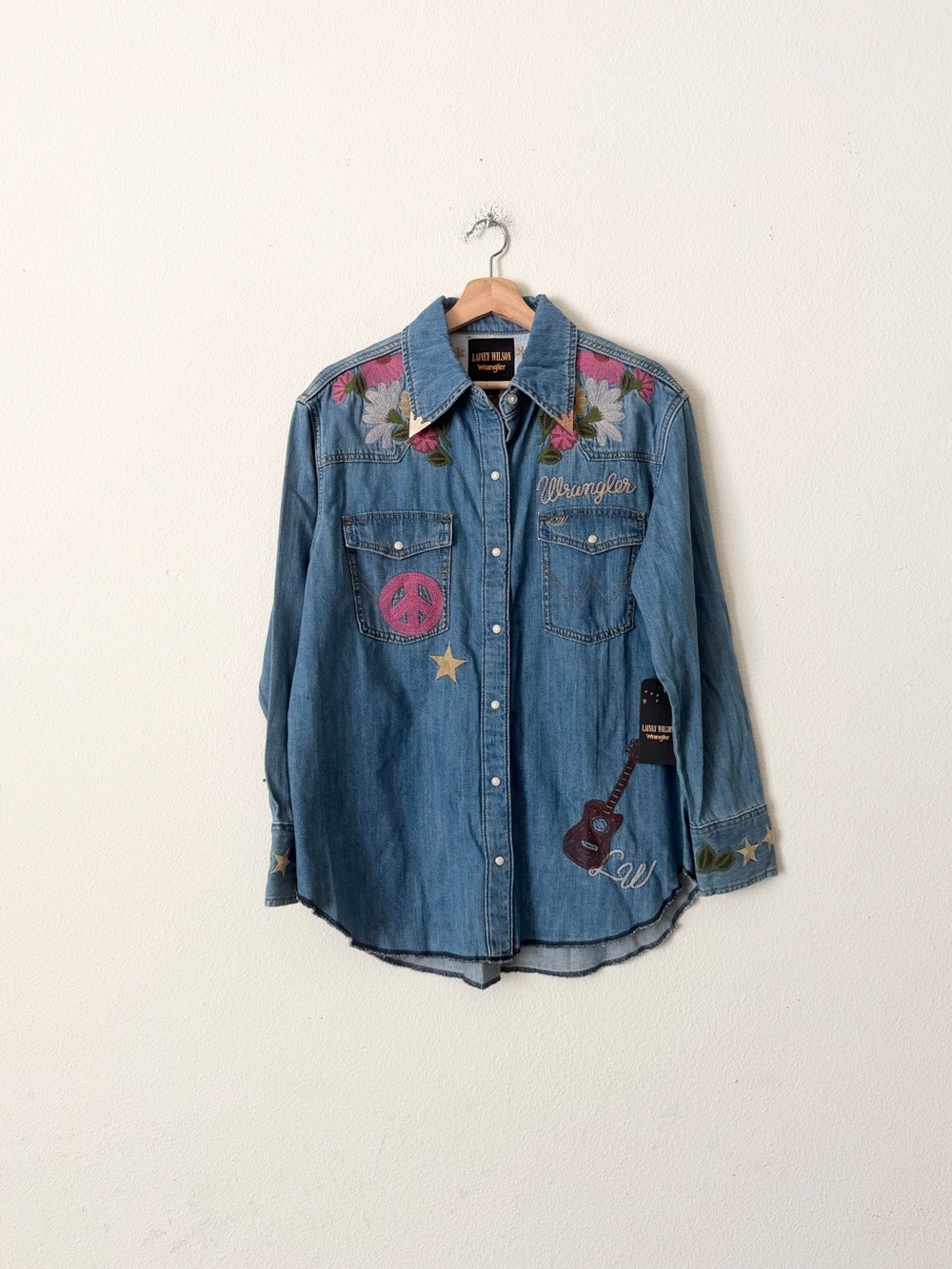 NWT Wrangler x Lainey Wilson MEDIUM embroidered blue denim shirt